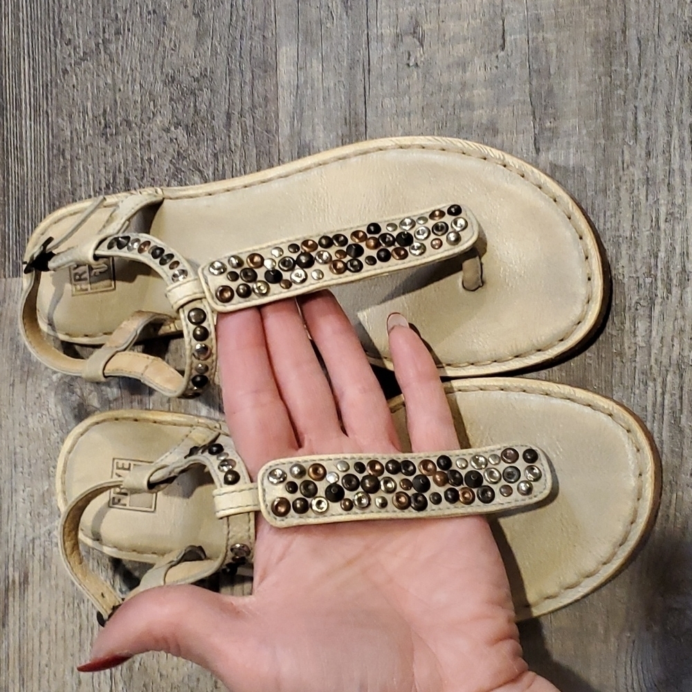 Frye Studded Thong Flats size 5.5‎